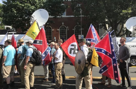 <p>Militantes nazis y supremacistas blancos se manifiestan en la ciudad estadounidense de Charlottesville el pasado agosto.</p>