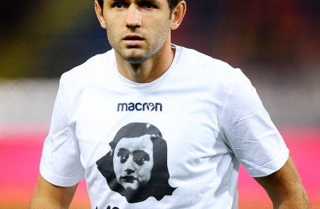 <p>El jugador del Lazio Senad Lulić, con la camiseta con el rostro de Ana Frank, durante el partido contra el Bologna.</p>