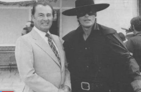 <p>Leon Degrelle, a la izquierda, junto a Alain Delon, en el rodaje de <em>El Zorro, </em>en España, en 1974.</p>
