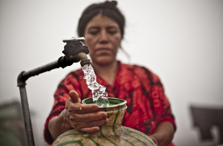 <p>Una campesina limpia maíz en la comunidad de Pacutan II, en Guatemala.</p>