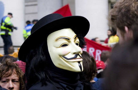 <p>Un manifestante vestido como V de Vendetta en la protesta contra una reunión del G20 en Londres en 2009.</p>