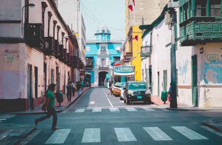 <p>Un cruce de calles en Lima, Perú.</p>