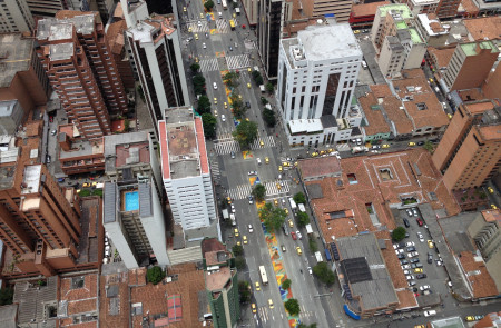 <p>Vista aérea de Medellín desde un dron. </p>