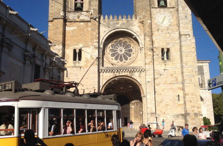 <p>Tuk-tuk y turistas frente a la Catedral de Lisboa.</p>