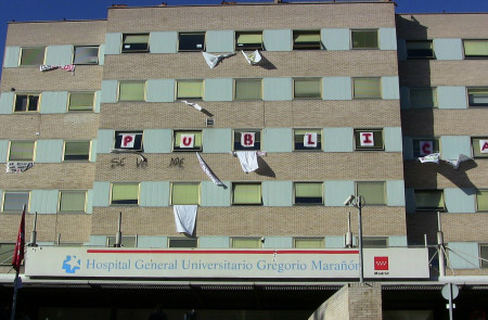 <p>Protestas contra la privatización en el Hospital Gregorio Marañón de Madrid durante 2012. </p>