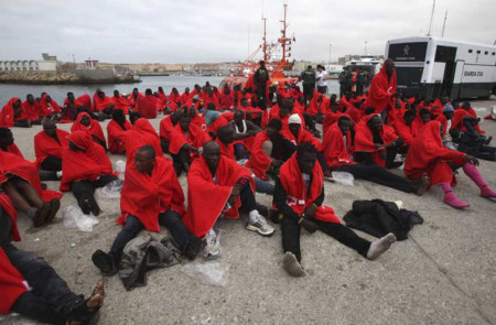 <p>Migrantes rescatados en la ruta del Estrecho, en agosto de 2017.</p>