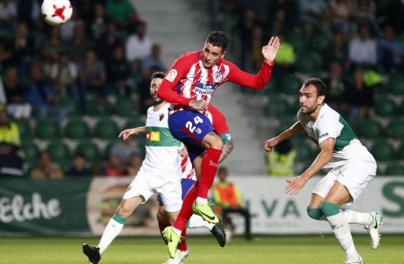 <p>Giménez disputa un balón durante el primer partido de Copa frente al Elche. </p>