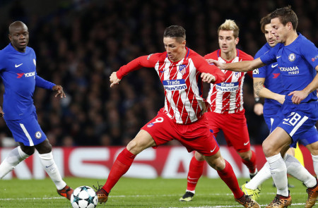 <p>Fernando Torres disputa un balón en el empate contra el Chelsea en el último partido de la fase de grupos de la Champions. </p>