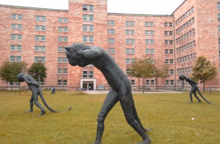 <p>Memorial a los trabajadores esclavos en la sede de IG Farben en Frankfurt.</p>