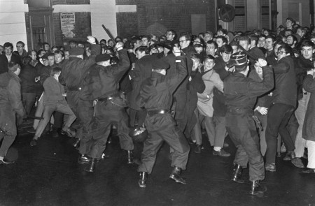 <p>La policía reprime una protesta de estudiantes flamencos en Lovaina. 1968</p>