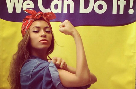 <p>Beyoncé, en una pose que imita a Rosie, la Remachadora. </p>