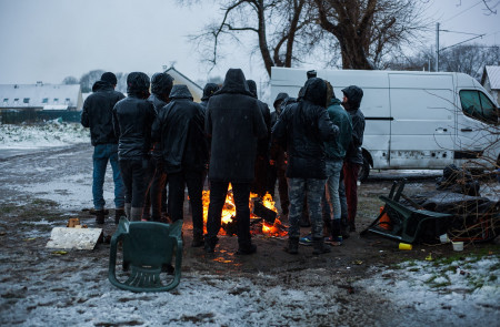 <p>Migrantes en Calais, este invierno. </p>