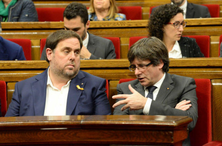<p>Oriol Junqueras y Carles Puigdemont en un pleno del Parlament.</p>