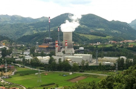 <p>Centrales térmica de carbón y de ciclo combinado en Soto Ribera (Asturias), España.</p>