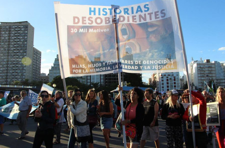 <p>Marcha de repudio contra la prisión domiciliaria al genocida Etchecolatz. Enero de 2018. Mar del Plata.</p>