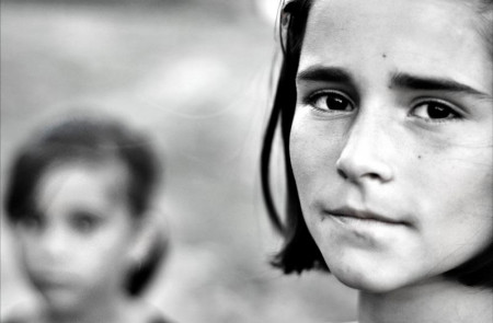 <p>Dos niñas retratadas por la fotógrafa albanesa Mimoza Veliu, premiada por su trabajo en la zona. Kosovo, 2013</p>