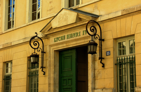 <p>Entrada del Liceo Henri IV de París, prestigiosa escuela secundaria con grandes resultados en los procesos de selección para escuelas de alto nivel (G<em>randes Ecolés).</em></p>