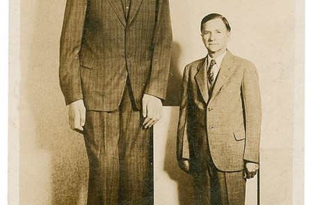 <p>Robert Pershing Wadlow, el hombre más alto de la historia, junto a su padre</p>