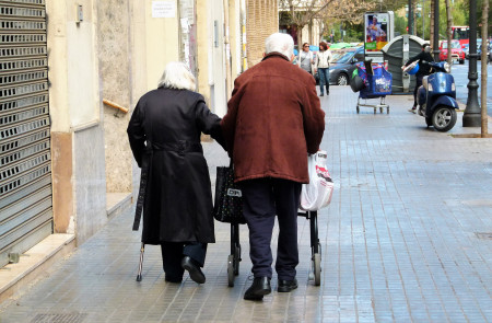 <p>Dos ancianos andan por una calle de Valencia, 2016. </p>
