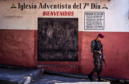 <p>Un soldado patrulla una de las calles principales en La Campanera, uno de los barrios con mayor incidencia de las maras del municipio de Soyapango.</p>