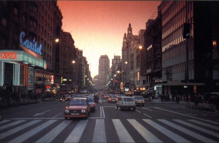 <p>Una imagen de la Gran Vía de Madrid, en los años ochenta.</p>