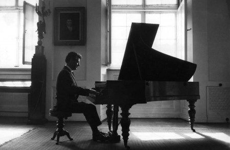<p>Leonard Bernstein tocando el piano de Chopin, en Viena.</p>