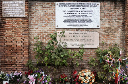 <p>Homenaje a las Trece Rosas en la tapia del cementerio de La Almudena en Madrid. </p>