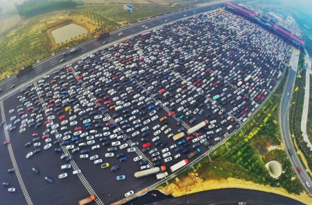 <p>Carretera con 50 carriles en China, peaje hacia Pekín.</p>