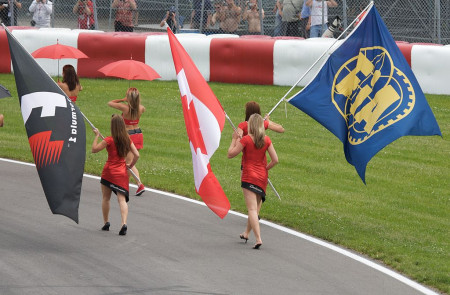 <p>Azafatas de Fórmula 1 desfilando por la pista.</p>