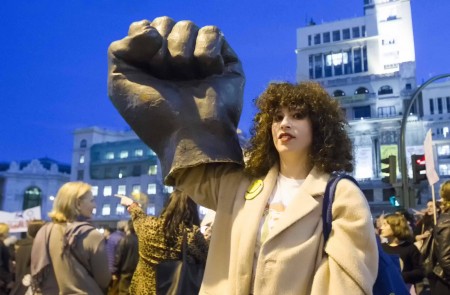 <p>Una joven se manifiesta en Madrid el 8 de marzo de 2017.</p>