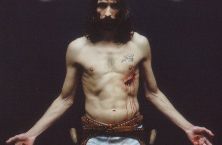 <p><em>Robe Iniesta, caracterizado como Jesucristo en la portada del disco de Extremoduro 'Yo, minoría absoluta'</em></p>