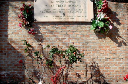 <p>Monumento a «Las Trece Rosas» en el Cementerio de la Almudena, Madrid (España).</p>
