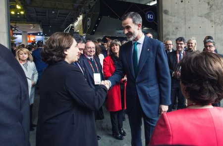 <p>La alcaldesa de Barcelona, Ada Colau, y Felipe VI se saludan en el Mobile World Congress. Febrero de 2018.</p>