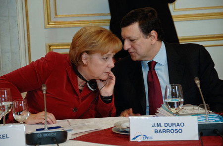 <p>José Manuel Durão Barroso conversando con la canciller alemana, Angela Merkel, durante una cumbre del Partido Popular Europeo en 2008. </p>