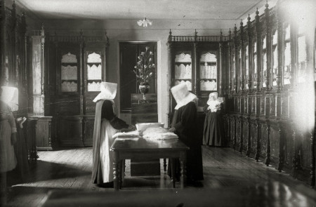 <p>Ropero para niños acogidos en la casa cuna de la Maternidad de Fraisoro, en Cizúrquil (Guipúzcoa), en 1917. </p>