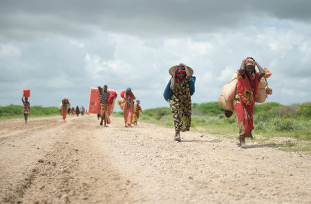 <p>Varias mujeres se dirigen al campo de refugiados de Jowhar, Somalia, huyendo de las fuertes lluvias y disputas en el país. 2013.</p>