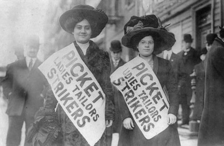 <p>Dos mujeres, durante los piquetes de la huelga de las camiseras de 1910 en Nueva York.</p>