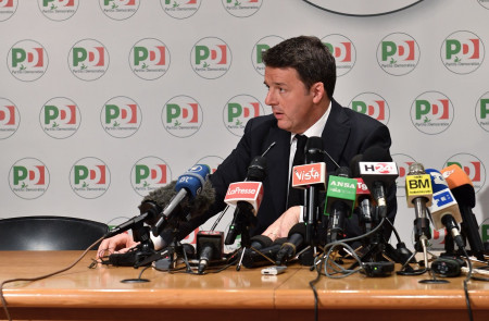<p>Matteo Renzi, en la rueda de prensa del 5 de marzo, en la que dijo que no se aliarían con el Cinco Estrellas.</p>