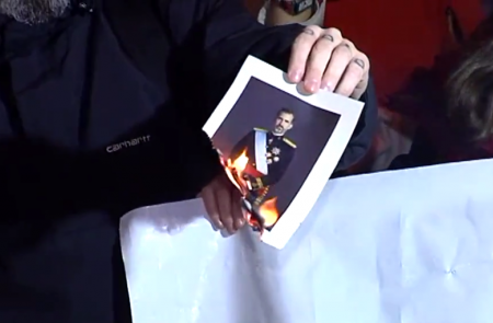<p>Miembros de la Cup queman fotografías del rey Felipe VI. Diciembre 2016</p>