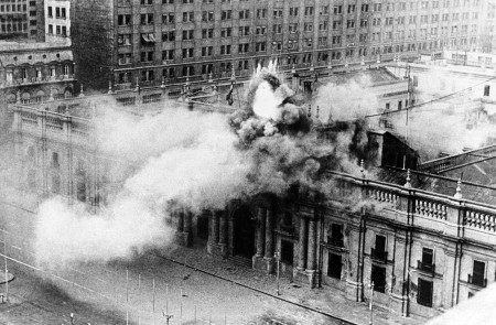<p>El Palacio de la Moneda, sede del Presidente de la República de Chile, bombardeado por las Fuerzas Armadas durante el golpe de Estado a Salvador Allende. 1973.</p>
