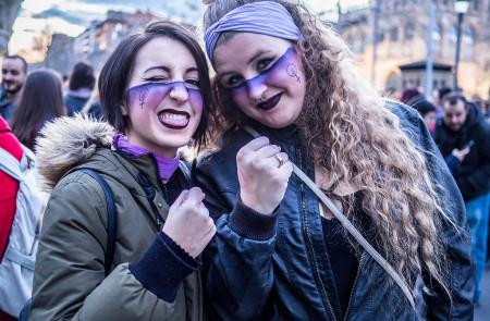 <p>Dos mujeres durante la manifestación feminista del 8 de marzo de 2018 en Zaragoza. </p>