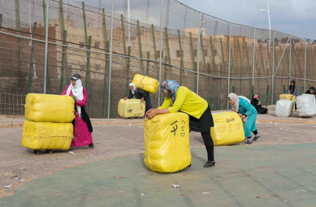 <p>Un grupo de porteadoras, en el Barrio Chino de la frontera de Melilla. </p>