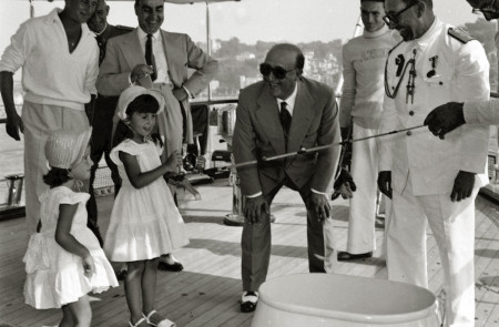 <p>Carmen Martínez-Bordiú con su abuelo, Franco, en el <em>Azor, </em>en 1963.</p>