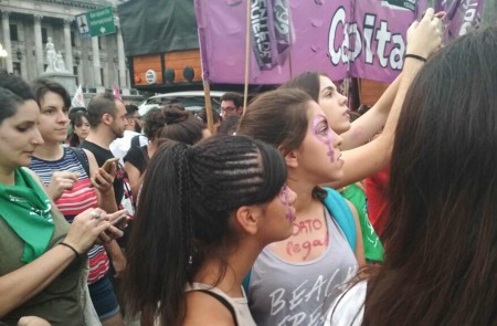 <p>Jóvenes participantes en la marcha a favor del aborto, el 19 de febrero, en Buenos Aires.</p>