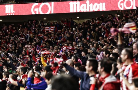 <p>Hinchas del Atlético de Madrid en las gradas del Wanda Metropolitano, durante el partido contra el Deportivo de la Coruña. Abril de 2018.</p>
