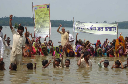 <p>Mujeres protestando en las aguas del Río Sagrado, en India, para reclamar que se compense a las personas afectadas por la represa de Narmada.</p>