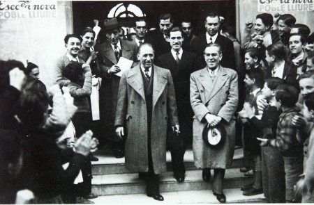 <p>Visita de Lluís Companys (en el centro de la foto, fumando), presidente de la Generalitat de Catalunya, al Instituto M. B. Cossío, acompañado por Lluís Casals i Garcia y  Salvador Sarrà i Serravinyals en Sabadell. Marzo, 1937</p>