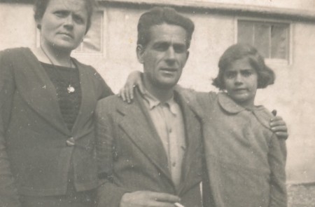 <p>María Baqué, junto a su madre Esperanza y su padre Juan en el campo de Rivesaltes en 1942</p>