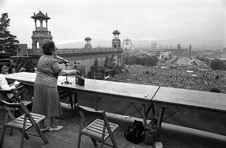 <p>Federica Montseny en un mitin de la CNT en Barcelona, 1977.</p>