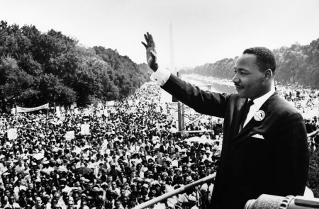 <p>Martin Luther King pronuncia un discurso junto al memorial de Lincoln. Washington, 1963</p>